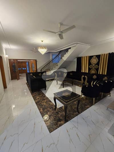 کیولری گراؤنڈ لاہور میں 5 کمروں کا 1 کنال مکان 3.25 لاکھ میں کرایہ پر دستیاب ہے۔