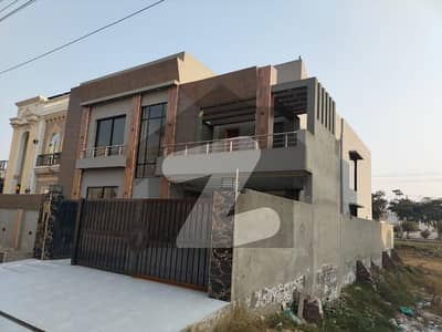 In LDA Avenue House Sized 4500 Square Feet For sale