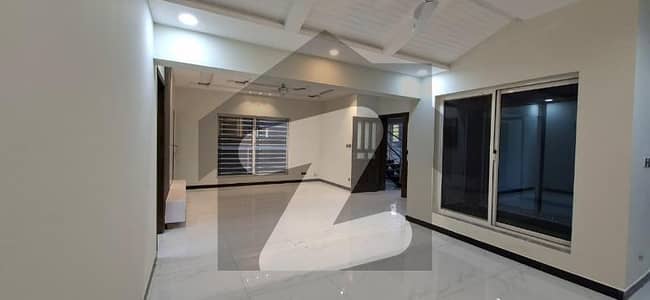 بحریہ ٹاؤن فیز 8 بحریہ ٹاؤن راولپنڈی,راولپنڈی میں 5 کمروں کا 10 مرلہ مکان 3.15 کروڑ میں برائے فروخت۔