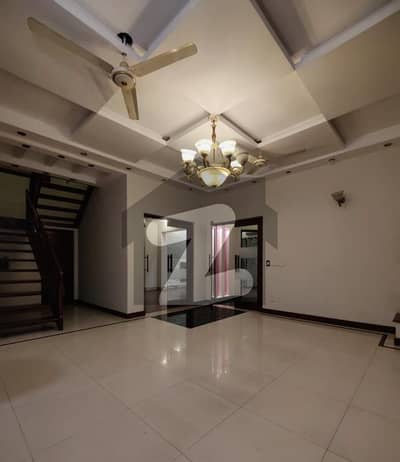 ڈی ایچ اے فیز 4 ڈیفنس (ڈی ایچ اے),لاہور میں 4 کمروں کا 10 مرلہ مکان 2.2 لاکھ میں کرایہ پر دستیاب ہے۔