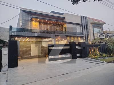 واپڈا ٹاؤن لاہور میں 6 کمروں کا 1 کنال مکان 6.5 کروڑ میں برائے فروخت۔