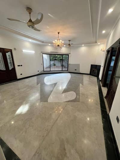 ڈی ایچ اے فیز 2 ڈیفنس (ڈی ایچ اے),لاہور میں 6 کمروں کا 2 کنال مکان 3.3 لاکھ میں کرایہ پر دستیاب ہے۔