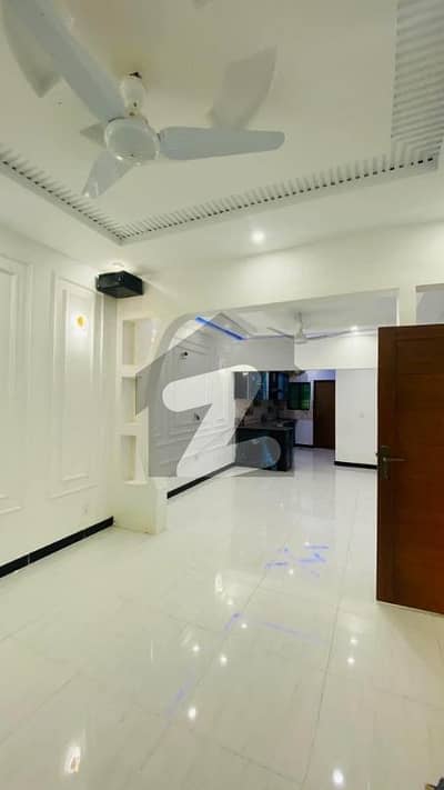 125sq Yd 3 Bedrooms Luxury Villa Is Available FOR RENT. 8km From Entrance Of BTK. 3 Bed DDL 1 Kitchen