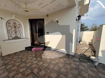 5 MARLA HOUSE BRAND NEW BEAUTIFUL LOCATION AVAILABLE FOR RENT