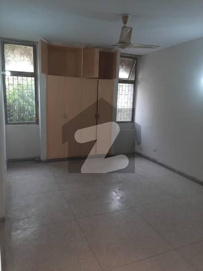 عسکری 1 عسکری,لاہور میں 3 کمروں کا 10 مرلہ فلیٹ 2.8 کروڑ میں برائے فروخت۔