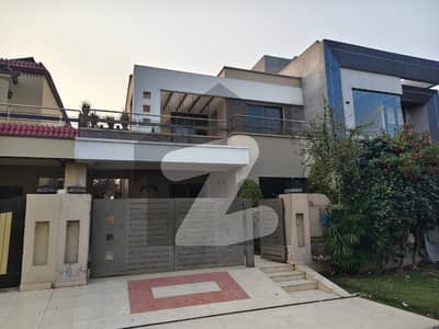 OWNER BUILD SOLID CUNSTRUCTION NEAR TO PARK