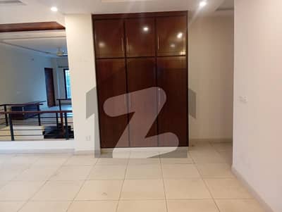 ڈی ایچ اے ڈیفینس فیز 2 ڈی ایچ اے ڈیفینس,اسلام آباد میں 3 کمروں کا 1 کنال بالائی پورشن 1.2 لاکھ میں کرایہ پر دستیاب ہے۔