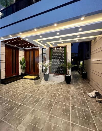 بحریہ ٹاؤن سیکٹرڈی بحریہ ٹاؤن,لاہور میں 5 کمروں کا 10 مرلہ مکان 1.6 لاکھ میں کرایہ پر دستیاب ہے۔