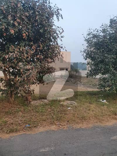 Near to 70 Feet Road 1 Kanal Corner Plot Is For Sale In Block M, Near Market And Park& GOLF .