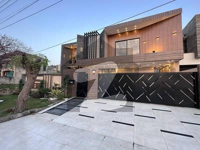 Modern 1 Kanal Executive Villa Valencia Town, Lahore Near Tariq Garden, Valencia Town (Prime Developing Block), Lahore Demand 8 Crore 70 Lac (Negotiable) (Brand New) Wide 60 Feet Road (Extra Spacious Approach) Bedrooms: 5 Luxury Master Bedrooms