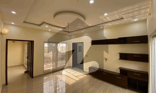 ڈی ایچ اے فیز 8 - بلاک سی ڈی ایچ اے فیز 8,ڈی ایچ اے ڈیفینس,لاہور میں 5 کمروں کا 1 کنال مکان 3.5 لاکھ میں کرایہ پر دستیاب ہے۔