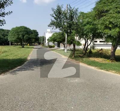 سادات کوآپریٹو ہاؤسنگ سوسائٹی (کالج ٹاؤن) لاہور میں 5 مرلہ کمرشل پلاٹ 1.1 کروڑ میں برائے فروخت۔