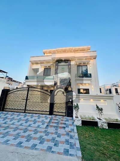 سٹی ہاؤسنگ سوسائٹی گوجرانوالہ میں 5 کمروں کا 10 مرلہ مکان 3.9 کروڑ میں برائے فروخت۔