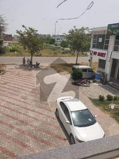 ڈی ایچ اے فیز 8 - بلاک ڈبلیو فیز 8,ڈیفنس (ڈی ایچ اے),لاہور میں 3 کمروں کا 2 مرلہ دکان 3.5 کروڑ میں برائے فروخت۔