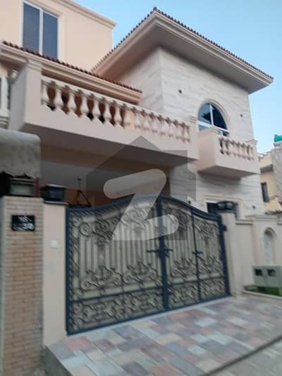 جی ۔ 11/3 جی ۔ 11,اسلام آباد میں 4 کمروں کا 8 مرلہ مکان 6.5 کروڑ میں برائے فروخت۔