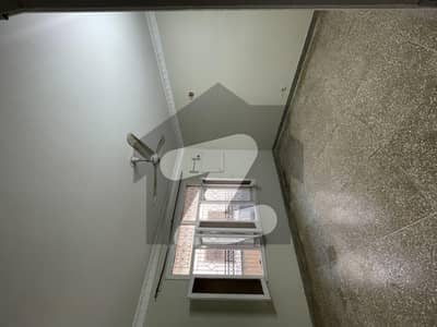 ایف ۔ 11/2 ایف ۔ 11,اسلام آباد میں 5 کمروں کا 1 کنال بالائی پورشن 1.8 لاکھ میں کرایہ پر دستیاب ہے۔