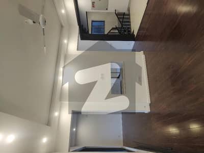 ڈیفینس رایا ڈی ایچ اے ڈیفینس,لاہور میں 5 کمروں کا 1 کنال مکان 5.5 لاکھ میں کرایہ پر دستیاب ہے۔