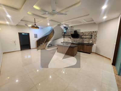 ایف ۔ 7 اسلام آباد میں 7 کمروں کا 1 کنال مکان 11.0 لاکھ میں کرایہ پر دستیاب ہے۔