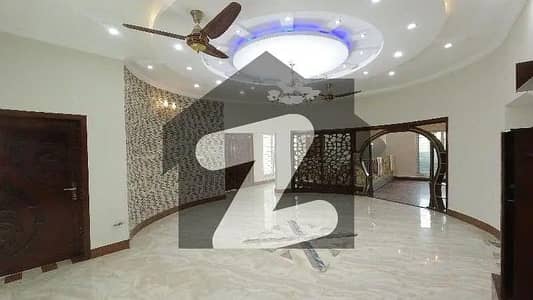 بحریہ ٹاؤن فیز 8 بحریہ ٹاؤن راولپنڈی,راولپنڈی میں 8 کمروں کا 1 کنال مکان 7.5 کروڑ میں برائے فروخت۔