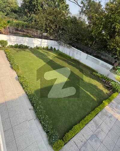 2 KANAL BEAUTIFUL HOUSE FULLY RENOVATED TOP LOCATION EXCELLENT WASHROOMS MODREN FETING AND FIXTURES 6 BED ROOMS GREEN LAWN