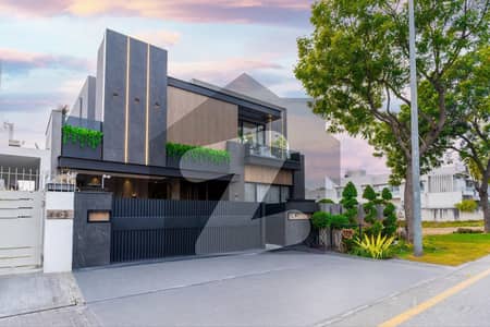 ONE KANAL ROYAL PALACE FOR LUXURY PERSONALITIES HOUSE FOR SALE AT VERY HOT LOCATION NEAR RAYA GOLF CLUB