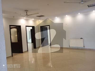 بحریہ ٹاؤن ۔ سفاری ولاز بحریہ ٹاؤن راولپنڈی,راولپنڈی میں 5 کمروں کا 1 کنال مکان 2.05 لاکھ میں کرایہ پر دستیاب ہے۔