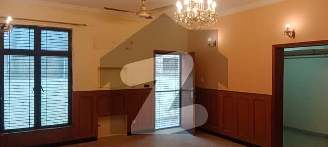 ڈی ایچ اے فیز 3 ڈیفنس (ڈی ایچ اے),لاہور میں 5 کمروں کا 1 کنال مکان 3.3 لاکھ میں کرایہ پر دستیاب ہے۔