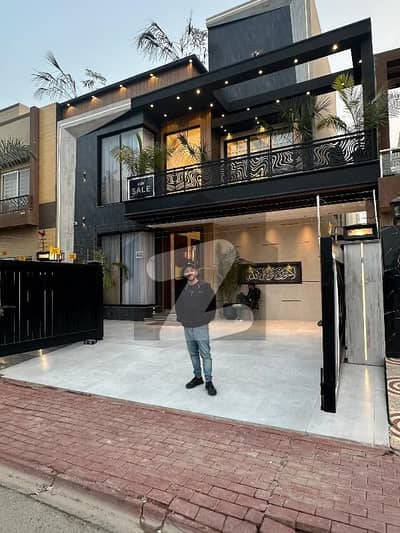 بینکرس ایوینیو کوآپریٹو ہاؤسنگ سوسائٹی لاہور میں 5 کمروں کا 9 مرلہ مکان 2.8 کروڑ میں برائے فروخت۔ بینکرس ایوینیو کوآپریٹو ہاؤسنگ سوسائٹی لاہور میں 5 کمروں کا 9 مرلہ مکان 2.8 کروڑ میں برائے فروخت۔