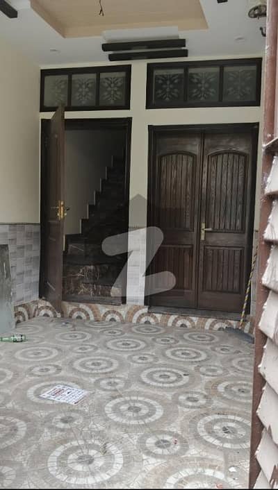 کیولری ایکسٹینشن لاہور میں 3 کمروں کا 4 مرلہ مکان 1.7 کروڑ میں برائے فروخت۔