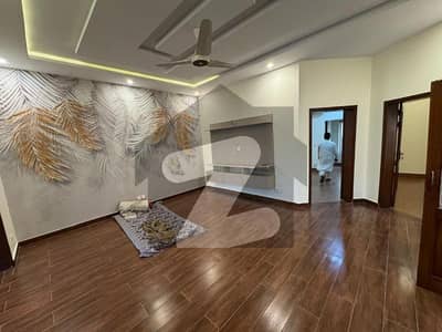 بحریہ انکلیو - سیکٹر سی 1 بحریہ انکلیو,بحریہ ٹاؤن,اسلام آباد میں 7 کمروں کا 10 مرلہ مکان 5.8 کروڑ میں برائے فروخت۔