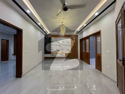 واپڈا ٹاؤن لاہور میں 6 کمروں کا 10 مرلہ مکان 5.2 کروڑ میں برائے فروخت۔