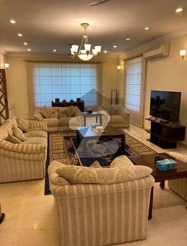 ایف ۔ 8 اسلام آباد میں 4 کمروں کا 1 کنال مکان 52.0 کروڑ میں برائے فروخت۔