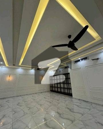 ڈی ایچ اے فیز 8 ڈی ایچ اے ڈیفینس,کراچی میں 6 کمروں کا 2 کنال مکان 38.0 کروڑ میں برائے فروخت۔