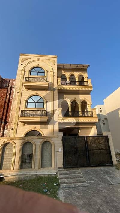 خیابانِ ظفر لاہور میں 6 کمروں کا 5 مرلہ مکان 2.2 کروڑ میں برائے فروخت۔