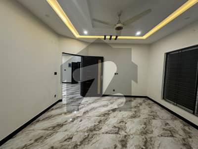 سکھ چین گارڈنز لاہور میں 4 کمروں کا 10 مرلہ مکان 3.85 کروڑ میں برائے فروخت۔