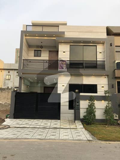 5 Marla Brand New Modern Design Lavish House For Sale In Park View City Lahore | For Discounted Price And Original Pictures Download The App "Signature Lands".