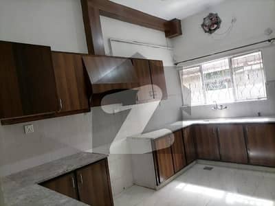 ایف ۔ 10/2 ایف ۔ 10,اسلام آباد میں 5 کمروں کا 1 کنال مکان 4.25 لاکھ میں کرایہ پر دستیاب ہے۔