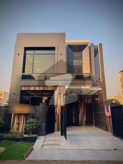 بحریہ ٹاؤن لاہور میں 3 کمروں کا 5 مرلہ مکان 2.5 کروڑ میں برائے فروخت۔