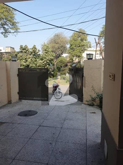 ڈی ایچ اے فیز 1 - بلاک ڈی فیز 1,ڈیفنس (ڈی ایچ اے),لاہور میں 4 کمروں کا 10 مرلہ مکان 1.7 لاکھ میں کرایہ پر دستیاب ہے۔