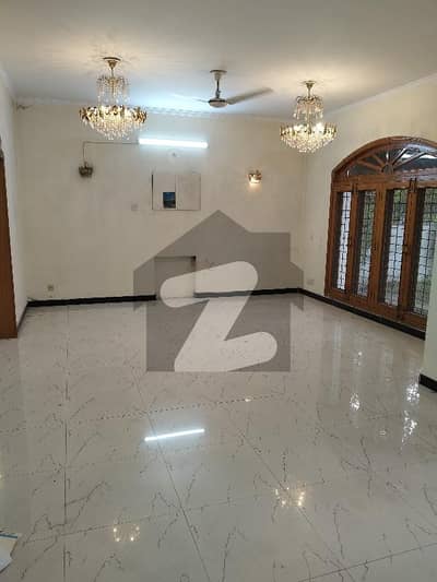 ڈی ایچ اے فیز 1 - بلاک ای فیز 1,ڈیفنس (ڈی ایچ اے),لاہور میں 6 کمروں کا 2 کنال مکان 4.22 لاکھ میں کرایہ پر دستیاب ہے۔