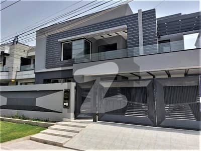 ویلینشیاء ہاؤسنگ سوسائٹی لاہور میں 5 کمروں کا 1 کنال مکان 6.5 کروڑ میں برائے فروخت۔