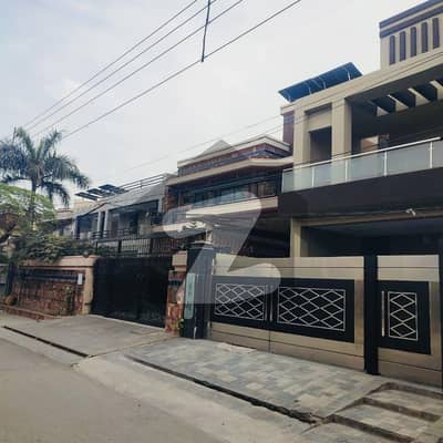 جوہر ٹاؤن لاہور میں 6 کمروں کا 1 کنال مکان 7.25 کروڑ میں برائے فروخت۔