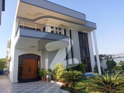 1000 Square Yard 6 Bedrooms Fully Furnished House