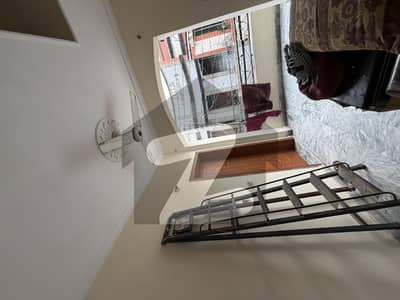 مرغزار آفیسرز کالونی لاہور میں 4 کمروں کا 5 مرلہ مکان 1.6 کروڑ میں برائے فروخت۔