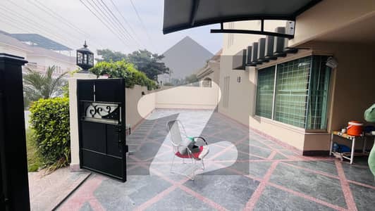 ڈی ایچ اے فیز 4 ڈیفنس (ڈی ایچ اے),لاہور میں 5 کمروں کا 1 کنال مکان 9.3 کروڑ میں برائے فروخت۔