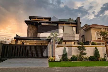 ڈی ایچ اے فیز 8 سابقہ ایئر ایوینیو ڈی ایچ اے فیز 8,ڈی ایچ اے ڈیفینس,لاہور میں 4 کمروں کا 10 مرلہ مکان 4.5 کروڑ میں برائے فروخت۔