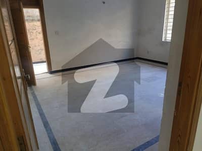 سوان گارڈن اسلام آباد میں 5 کمروں کا 10 مرلہ مکان 1.2 لاکھ میں کرایہ پر دستیاب ہے۔