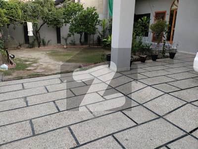 جوہر ٹاؤن لاہور میں 3 کمروں کا 1 کنال عمارت 9.75 کروڑ میں برائے فروخت۔