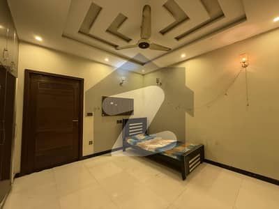 جوہر ٹاؤن فیز 2 - بلاک ایچ2 جوہر ٹاؤن فیز 2,جوہر ٹاؤن,لاہور میں 1 کمرے کا 5 مرلہ کمرہ 34.0 ہزار میں کرایہ پر دستیاب ہے۔ جوہر ٹاؤن فیز 2 - بلاک ایچ2 جوہر ٹاؤن فیز 2,جوہر ٹاؤن,لاہور میں 1 کمرے کا 5 مرلہ کمرہ 34.0 ہزار میں کرایہ پر دستیاب ہے۔