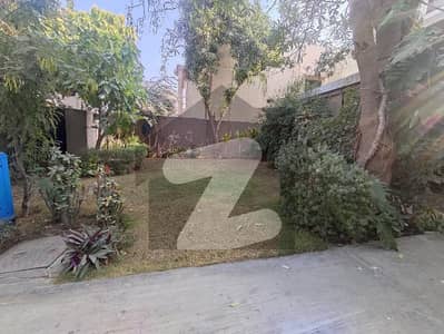 ڈی ایچ اے فیز 8 ڈی ایچ اے ڈیفینس,کراچی میں 2 کمروں کا 1 کنال بالائی پورشن 2.25 لاکھ میں کرایہ پر دستیاب ہے۔